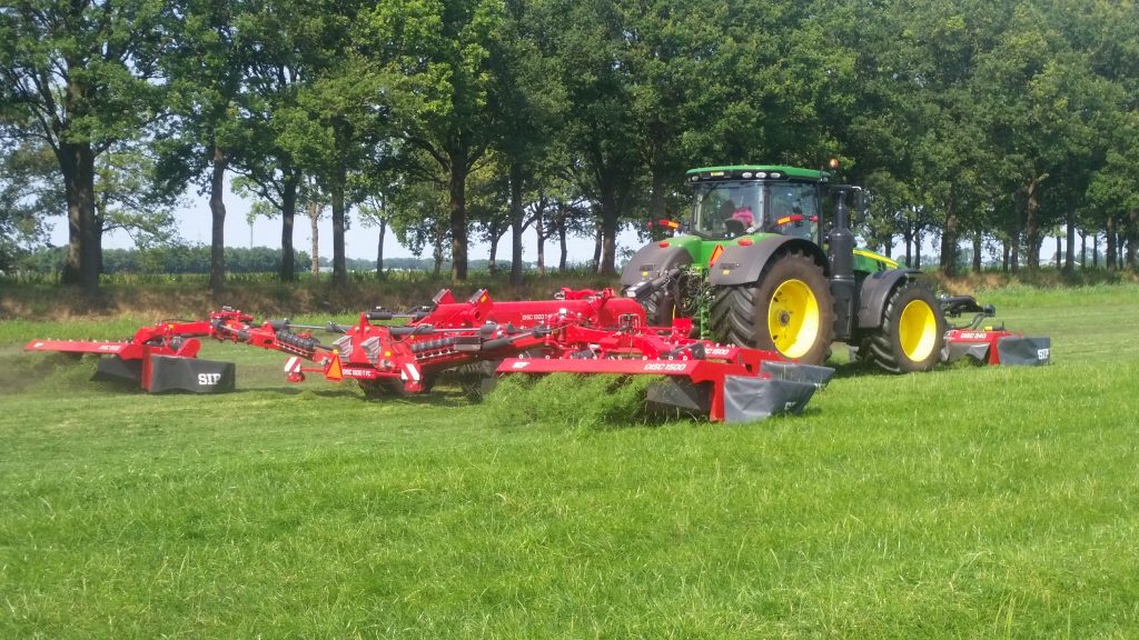 SIP Disc mower SILVERCUT DISC 1500 T FPC with John Deere tractor