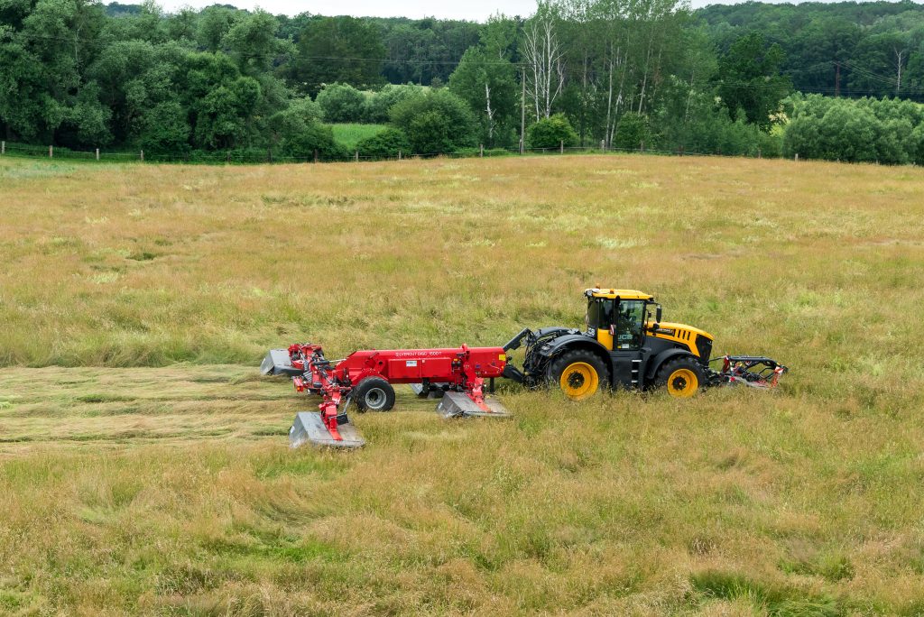 SIP Disc mower SILVERCUT DISC 1500 T with JCB tractor