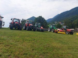 Blagoslov traktorjev in metanje škornja na Velikem hribu 2021_3