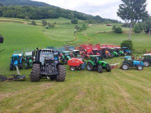 Blagoslov traktorjev in metanje škornja na Velikem hribu 2021_4