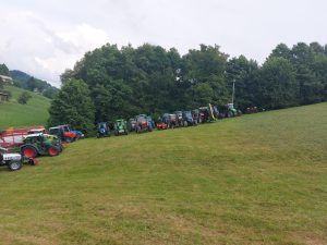 Blagoslov traktorjev in metanje škornja na Velikem hribu 2021_6