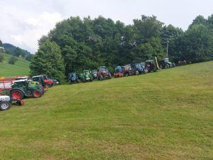 Blagoslov traktorjev in metanje škornja na Velikem hribu 2021_8