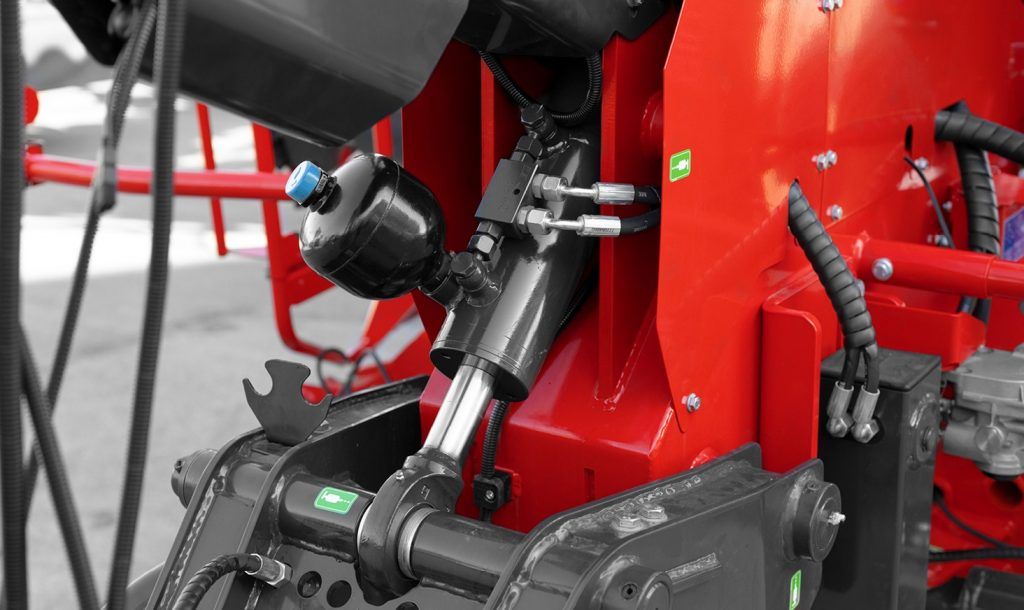 HYDRAULICALLY ADJUSTABLE HITCH HEIGHT